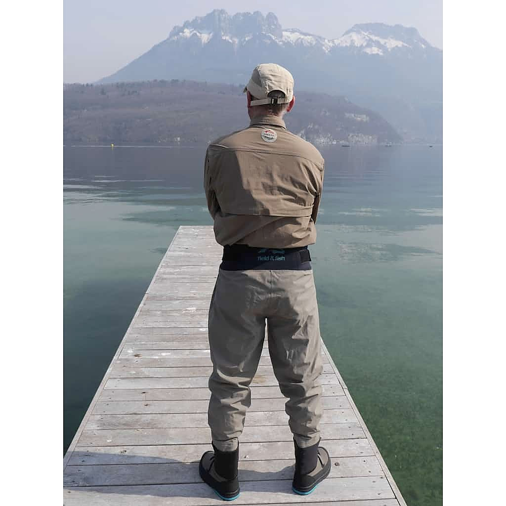 zu sehen ist eine Field & Fish Wathose zum Fliegenfischen oder ein Detail einer Wathose wie Watgürtel ,Neoprenfüßling oder Schultergurte