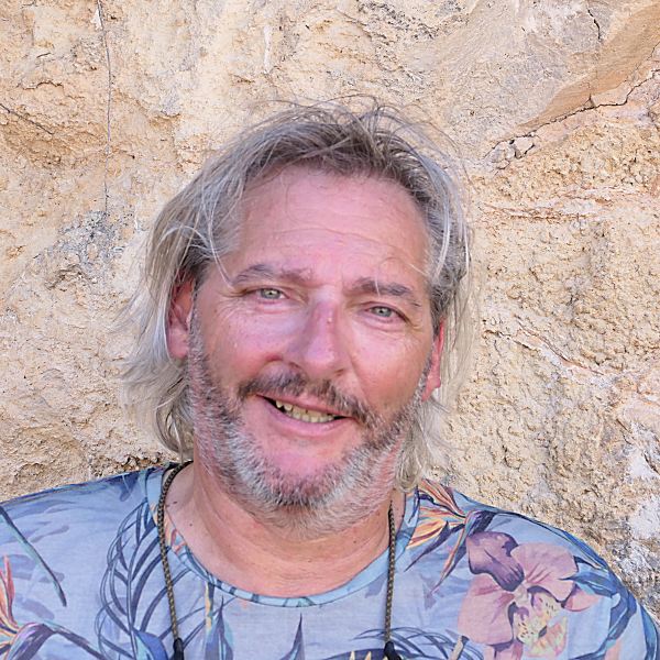 zu sehen ist ein Portrait von Rolf Renell