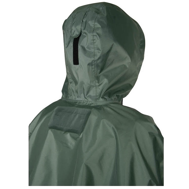 Zu sehen ist ein Poncho für Fliegenfischer
