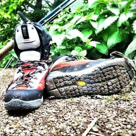 zu sehen sind 2 Watschuhe auf dem Boden liegend