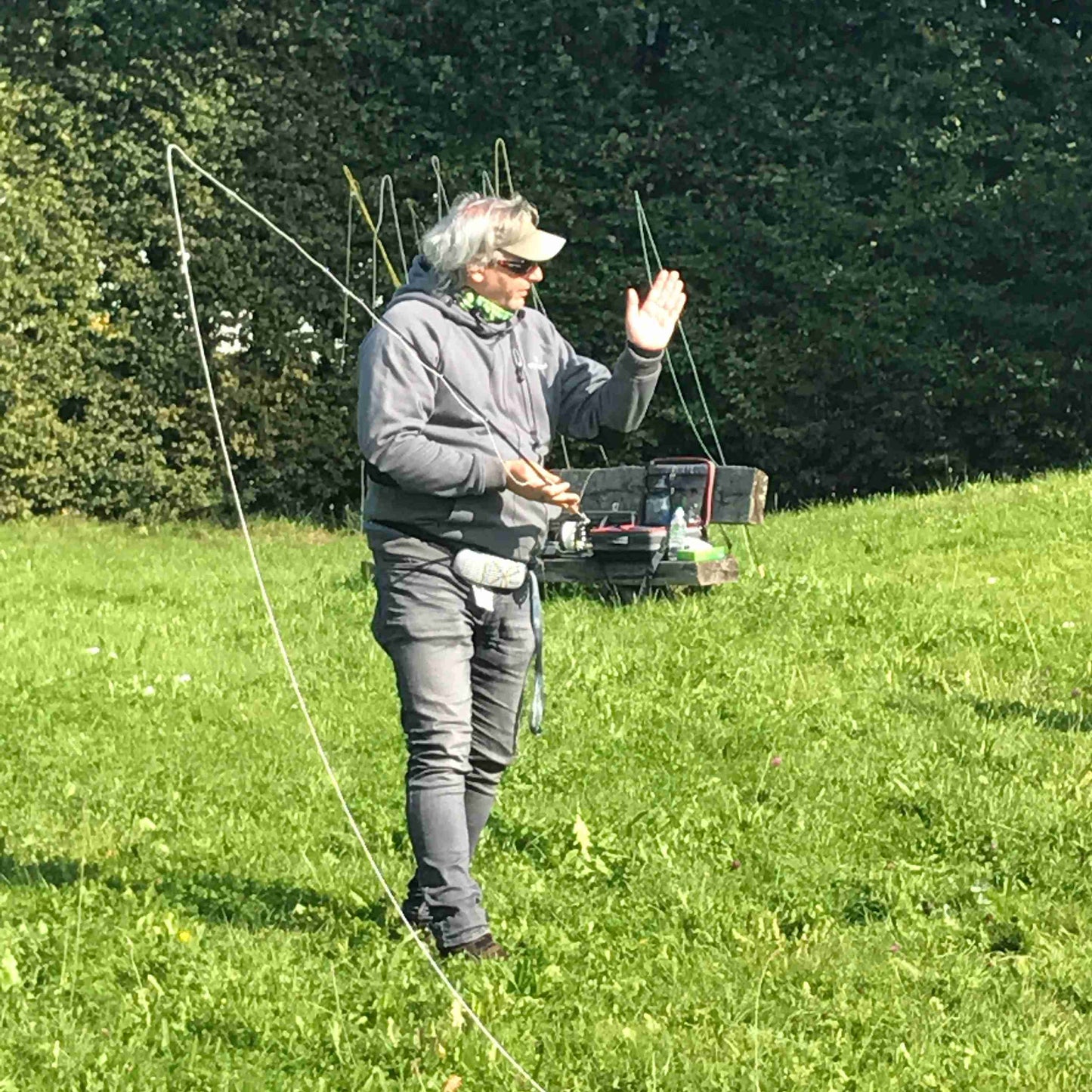 zu sehen ist Rolf Renell auf einer Wiese
