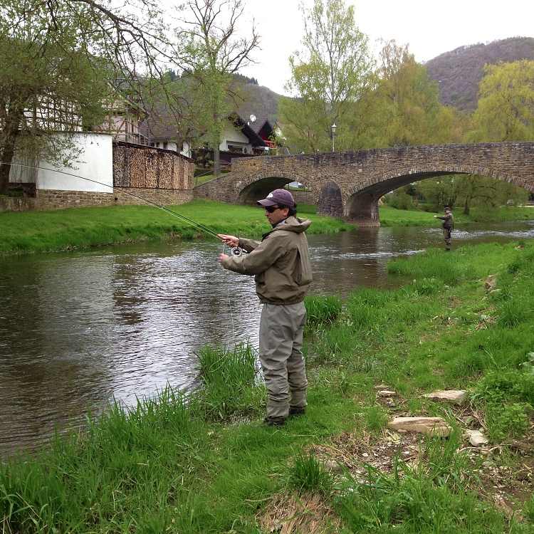 zu sehen sind 2 fischende Fliegenfischer