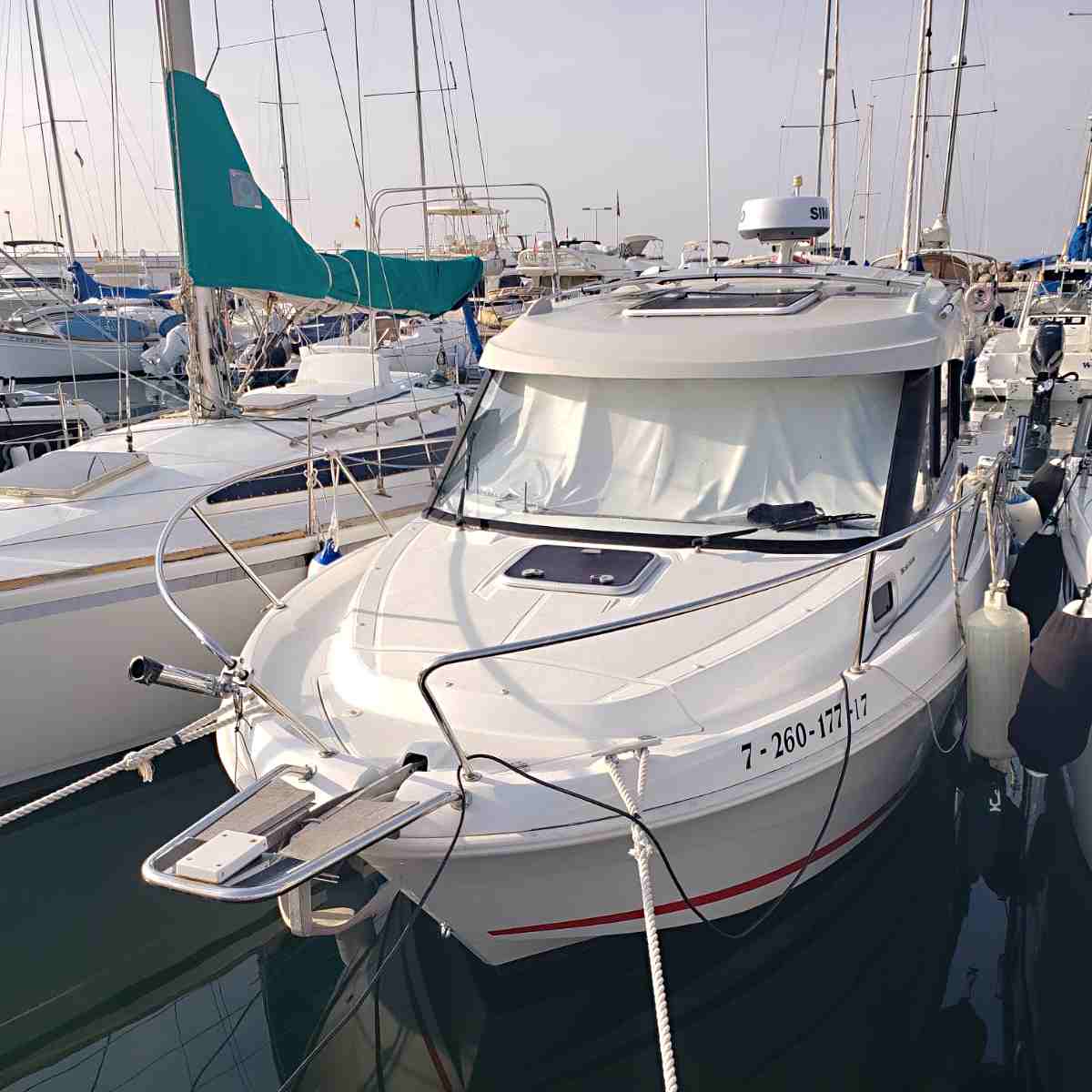 zu sehen ist ein Boot in einem Hafen