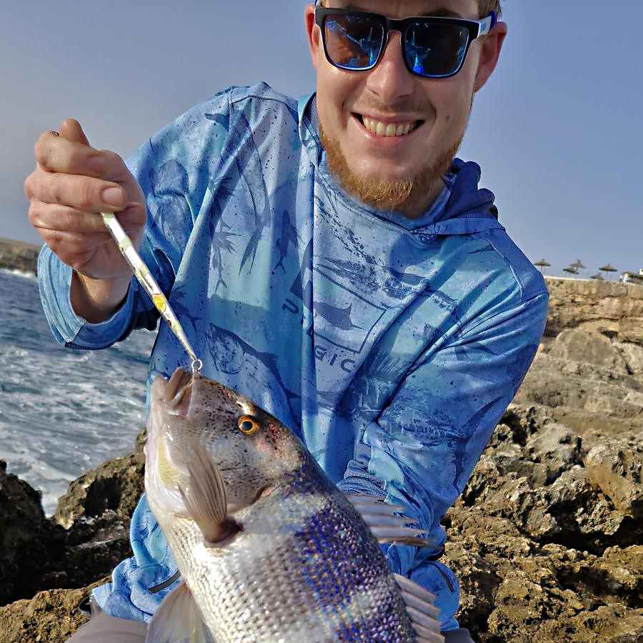 zu sehen ist ein Angler mit Brasse und köder