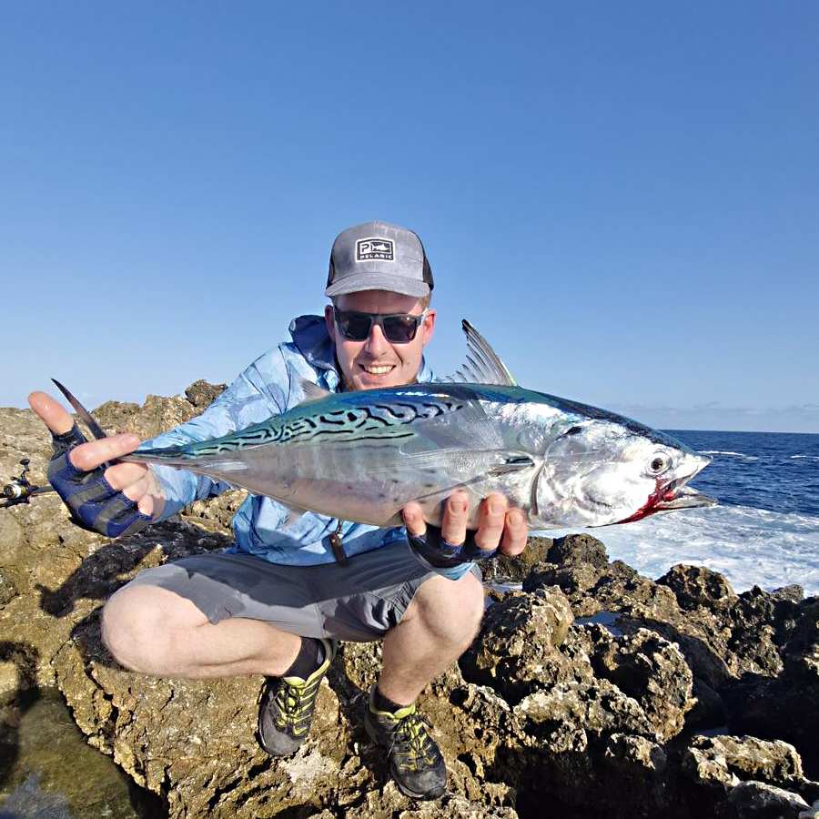 zu sehen ist Angler mit Fisch