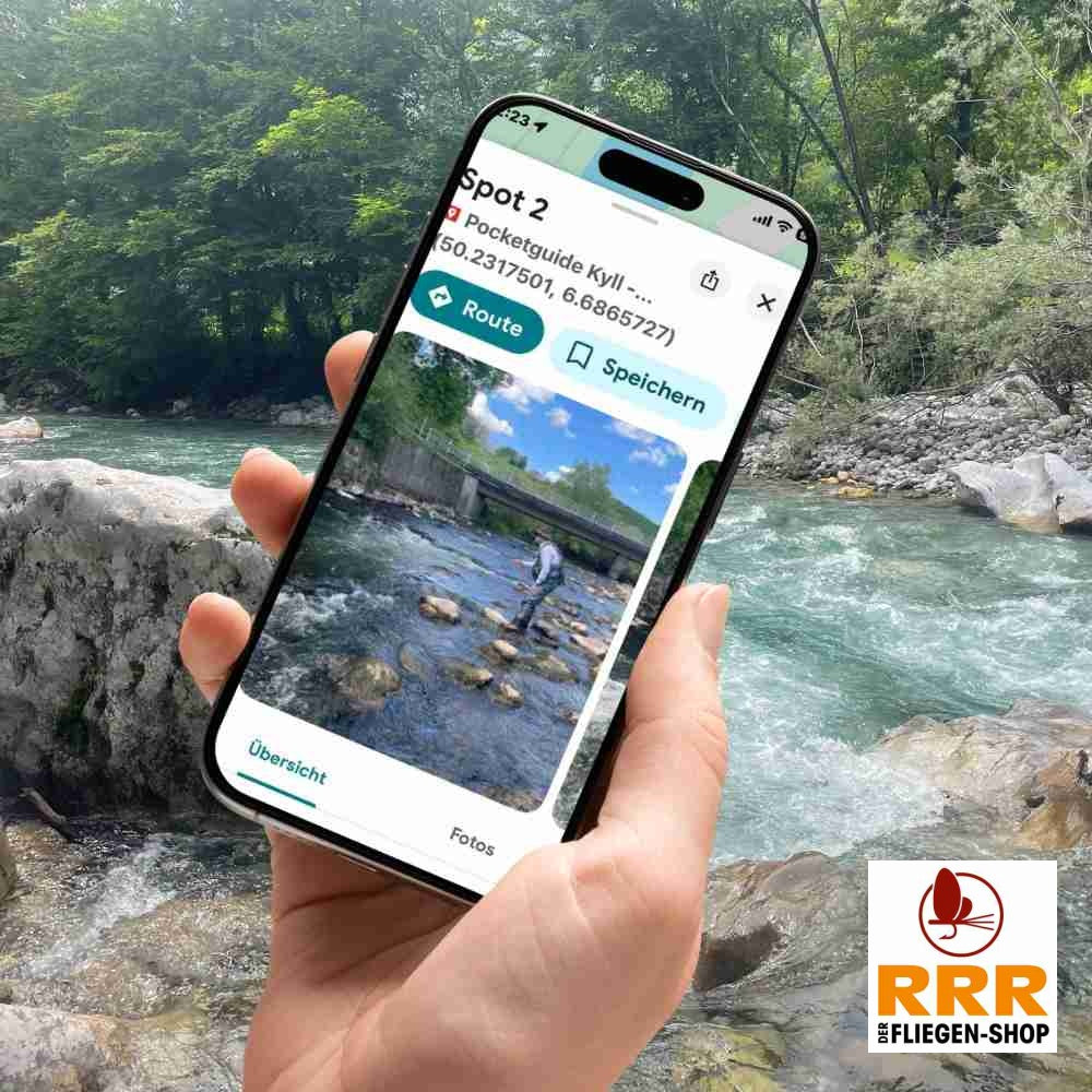 Gezeigt wird ein Mockup einer Darstellung des Pocketguides bestehend aus Hand und Smartphone vor einem fließendem Bach.