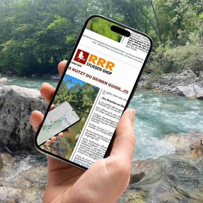 Gezeigt wird ein Mockup einer Darstellung des Pocketguides bestehend aus Hand und Smartphone vor einem fließendem Bach.