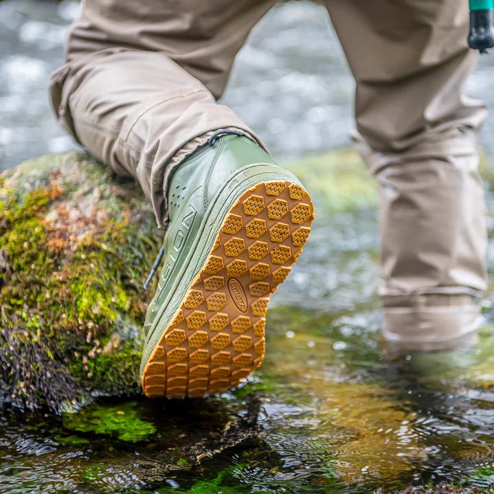 zu sehen ist der Vision Koski Watschuh in Gummiausführung mit Profilsohle im Einsatz am Bach mit Sicht der Watschuh-Sohle
