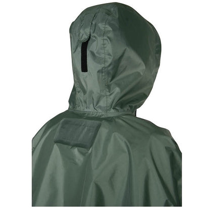 Zu sehen ist ein Poncho für Fliegenfischer