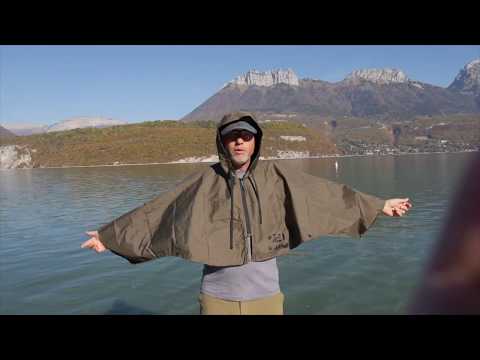 Zu sehen ist ein video über einen Poncho für Fliegenfischer